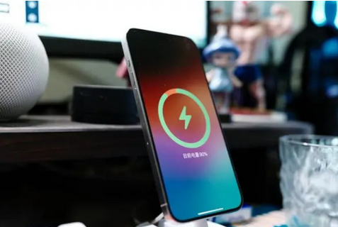 延吉苹果15换屏服务分享用什么充电器给iPhone15充电更好 